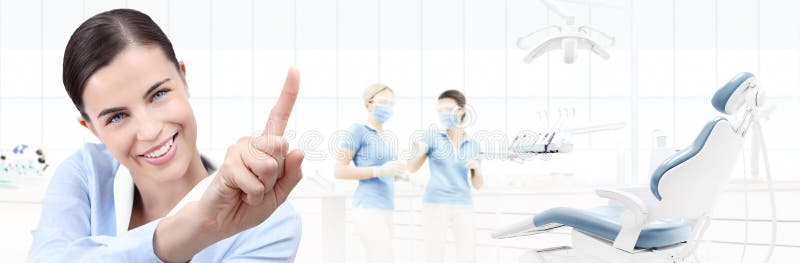 Concept de soins dentaires, belle femme de sourire sur la clinique b de dentiste photographie stock libre de droits Concept de soins dentaires, belle femme de sourire sur la clinique b de dentiste photographie stock libre de droits