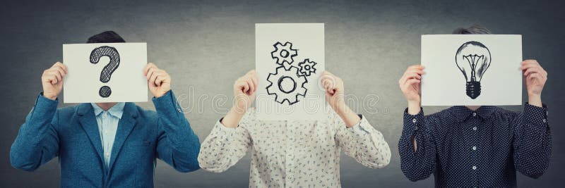 Concept de solution d'analyse de problème en tant que groupe de personnes anonyme têtes de couverture utilisant le livre blanc av photo libre de droits Concept de solution d'analyse de problème en tant que groupe de personnes anonyme têtes de couverture utilisant le livre blanc av photo libre de droits