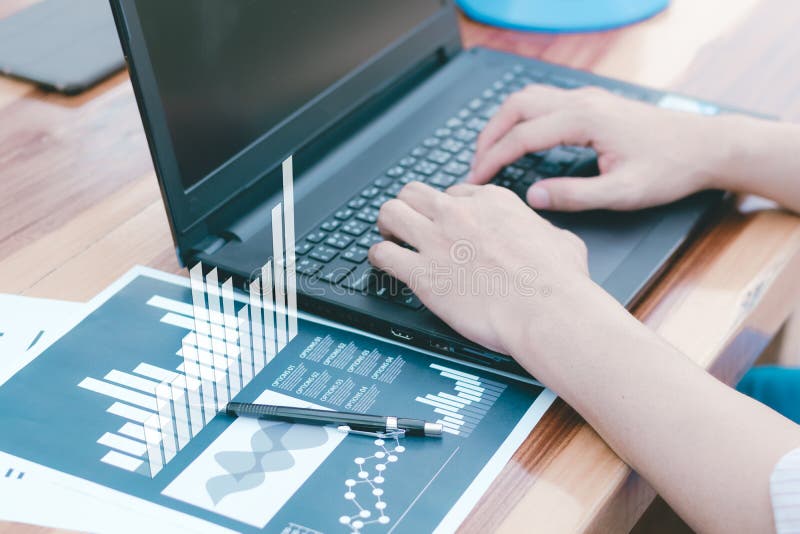 Concept de succes al statisticilor de întreprindere : diagramă financiară pentru analiza oamenilor de afaceri și grafic cu compute royalty free stock images