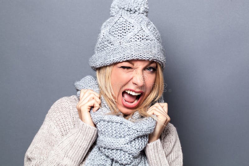 Concept de séduction et de clin d'oeil pour flirter le sourire dynamique de jeune femme photo libre de droits Concept de séduction et de clin d'oeil pour flirter le sourire dynamique de jeune femme photo libre de droits
