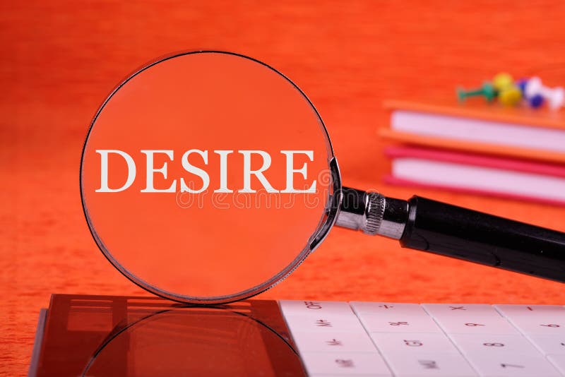 Concept de texte. désirer texte écrit à travers une loupe sur fond orange.