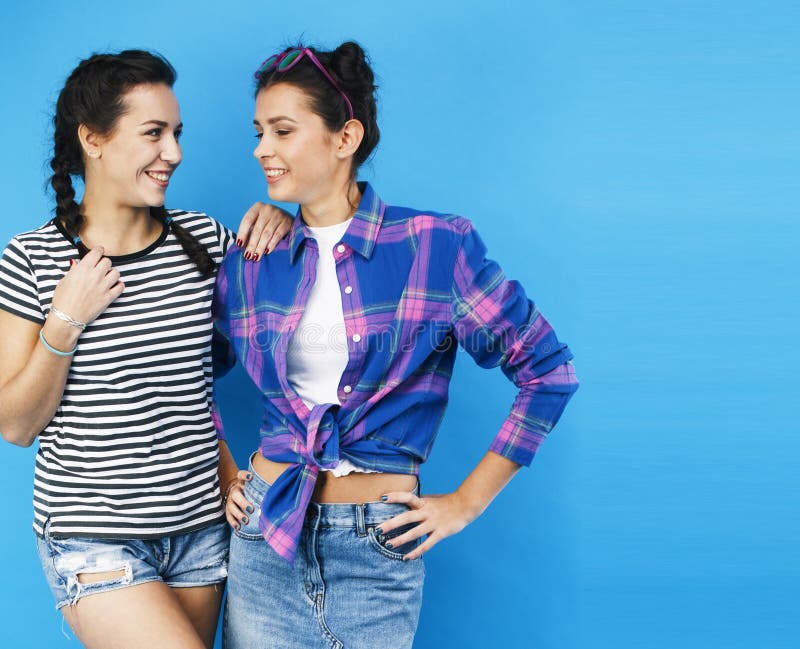 Concept de vie : deux jolies jeunes filles de l'école s'amusant sourire heureux sur fond bleu photo stock