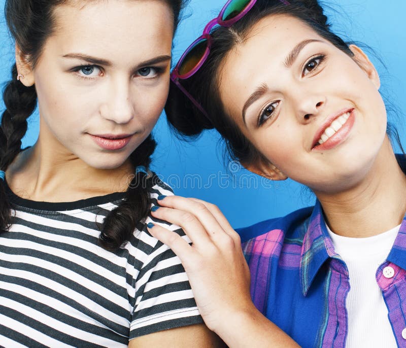 Concept de vie : deux jolies jeunes filles de l'école s'amusant sourire heureux sur fond bleu photos libres de droits