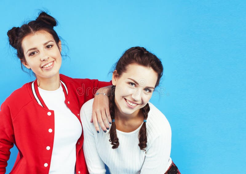 Concept de vie : deux jolies jeunes filles de l'école s'amusant sourire heureux sur fond bleu images stock