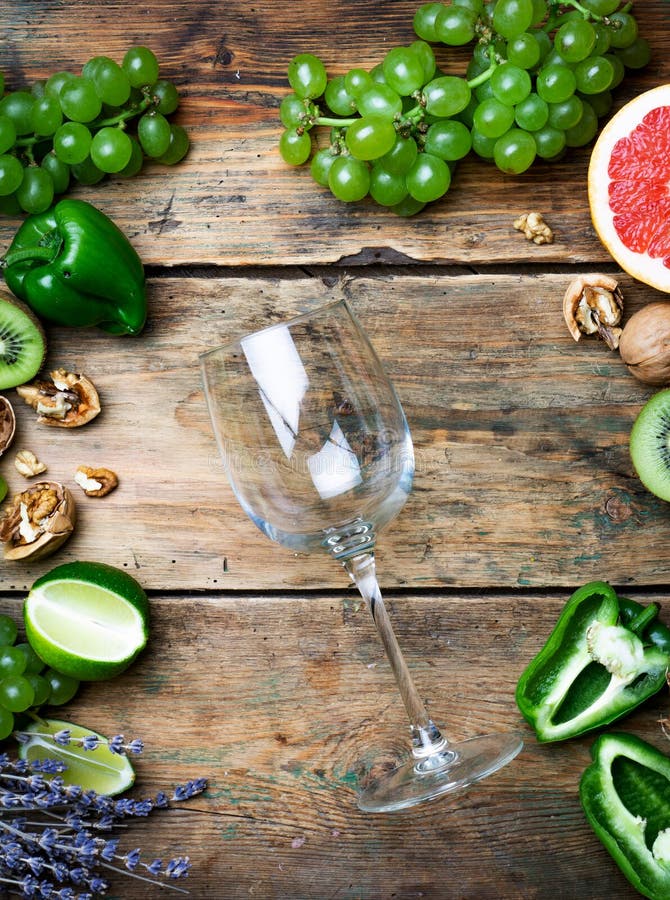 Concept de vin Verre de jeune bio vin blanc avec des raisins verts, le pamplemousse et tout autre fruit sur une vieille table en photo libre de droits Concept de vin Verre de jeune bio vin blanc avec des raisins verts, le pamplemousse et tout autre fruit sur une vieille table en photo libre de droits