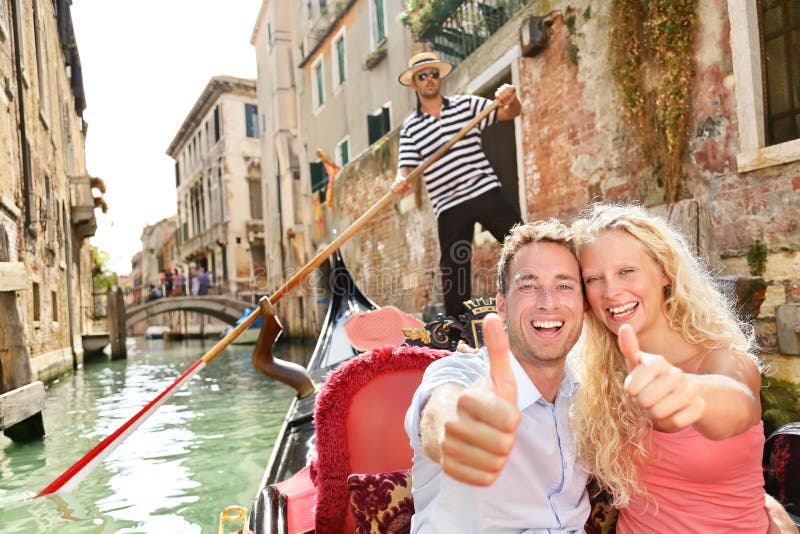Concept de voyage - couple heureux dans la gondole de Venise photos stock