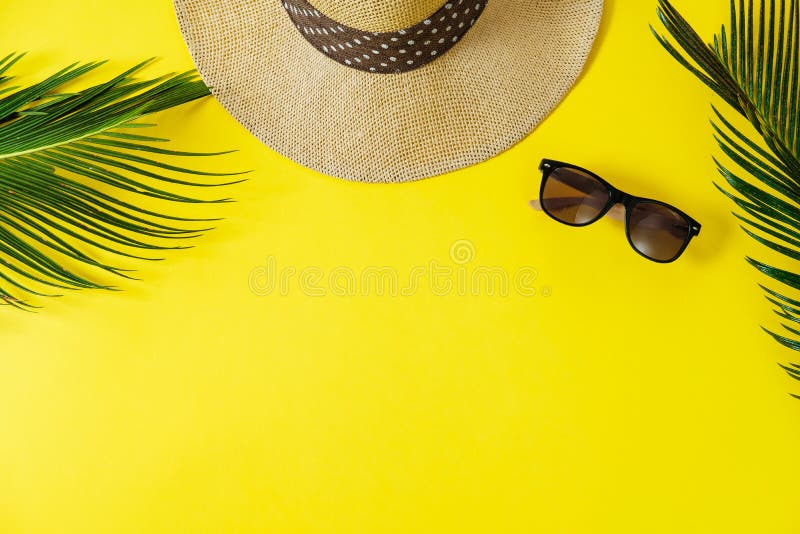 Concept de voyage : verres de chapeau, de palmette et de soleil sur le backgro jaune photos stock Concept de voyage : verres de chapeau, de palmette et de soleil sur le backgro jaune photos stock