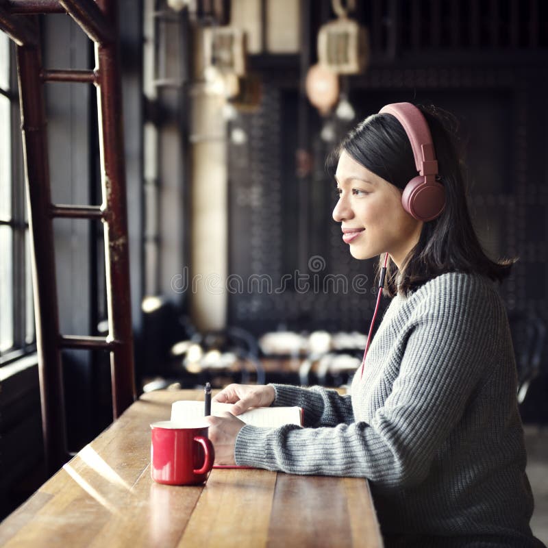Concept de écoute de musique de café de passe-temps de femme photographie stock Concept de écoute de musique de café de passe-temps de femme photographie stock