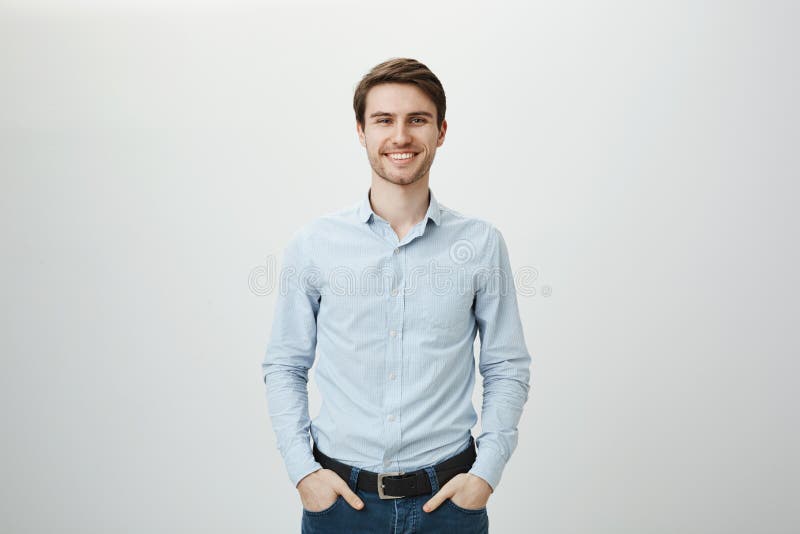 Concept de încredere și de afaceri. portretul unui tânăr întreprinzător de succes, cu cămașă cu guler albastru zâmbind stock photo