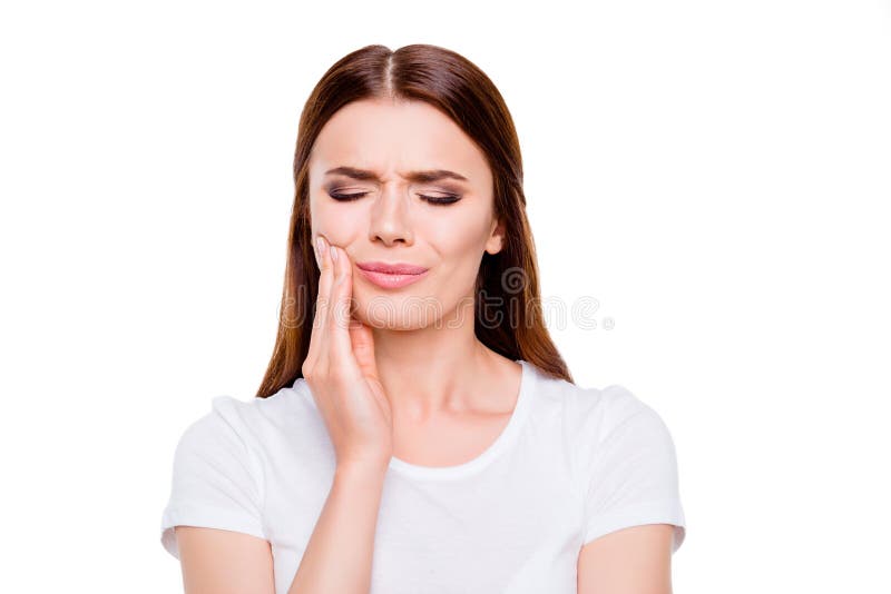 Concept dentaire de santé Portrait de jeune femme châtain triste, ayant le mal de dents fort, d'isolement sur le fond blanc, dans photo stock Concept dentaire de santé Portrait de jeune femme châtain triste, ayant le mal de dents fort, d'isolement sur le fond blanc, dans photo stock