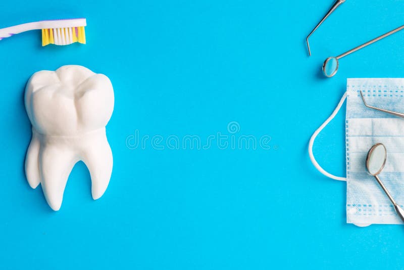 Concept Dentaire Sanitaire. Outils De Dentiste Ou Miroirs Dentaires  Explorers Dentaires D'instruments Sur Le Masque De Procédure P Photo stock  - Image du instrument, dentiste: 204940828