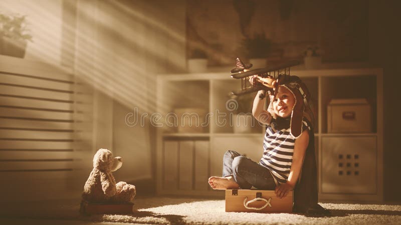 Concept des rêves et des voyages enfant pilote d'aviateur avec un jouet a photo libre de droits Concept des rêves et des voyages enfant pilote d'aviateur avec un jouet a photo libre de droits
