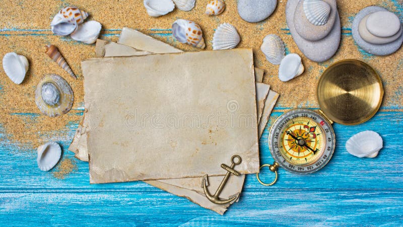 Concept des souvenirs d'?t? avec la maquette de la carte et des coquillages de photo de cru sur le sable image stock Concept des souvenirs d'?t? avec la maquette de la carte et des coquillages de photo de cru sur le sable image stock