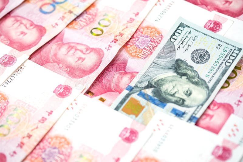 Concept différent avec la facture de dollar US dans la pile du Bi chinois de yuans photographie stock libre de droits Concept différent avec la facture de dollar US dans la pile du Bi chinois de yuans photographie stock libre de droits