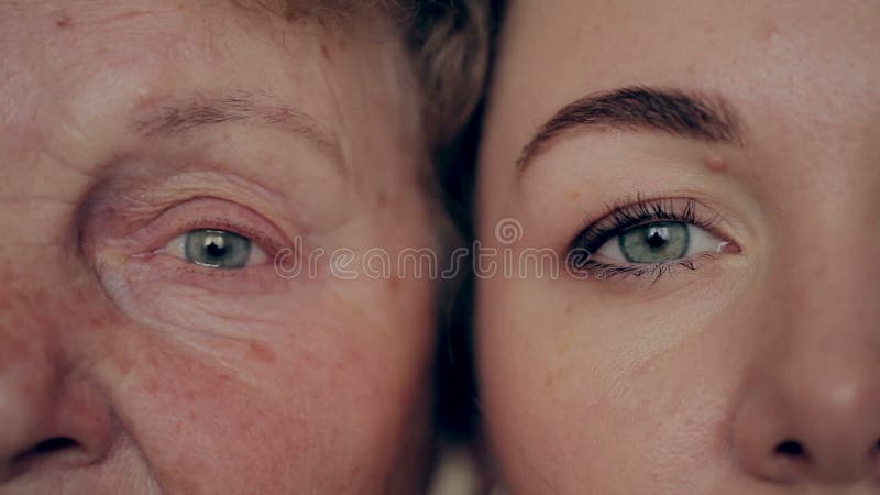 Concept du vieillissement et des soins de la peau visage de jeune femme et de dame âgée avec des rides banque de vidéos