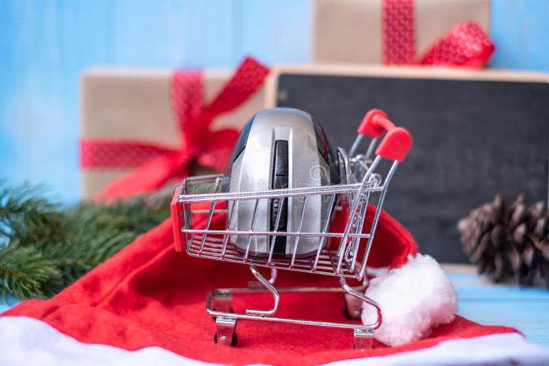 Concept en ligne de achat de commerce électronique avec le boîte-cadeau de Joyeux Noël ou présent sur le fond en bois bleu photo stock Concept en ligne de achat de commerce électronique avec le boîte-cadeau de Joyeux Noël ou présent sur le fond en bois bleu photo stock