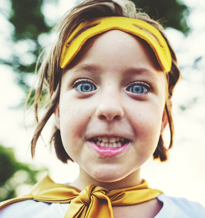 Concept espiègle d'amusement mignon de bonheur de fille de super héros image stock Concept espiègle d'amusement mignon de bonheur de fille de super héros image stock