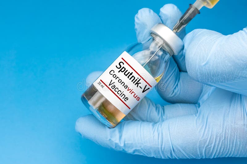 Concept et fond de vaccins coronavirus Nouveau vaccin spoutnik-v isolée sur le fond bleu. Covid -19 -nCov, pandémie 2019