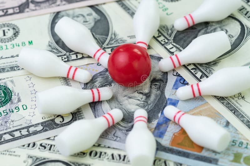 Concept financier de cible de succès, BAL de gain rouge de grève de bowling images stock Concept financier de cible de succès, BAL de gain rouge de grève de bowling images stock