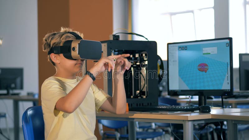 Concept futuriste d'éducation Garçon en verres de réalité virtuelle studing la science