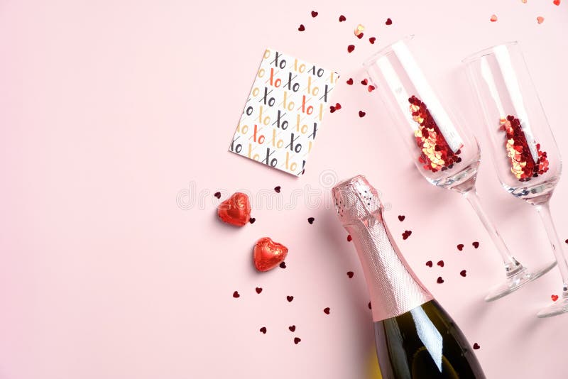 Carte d'anniversaire avec verres de champagne