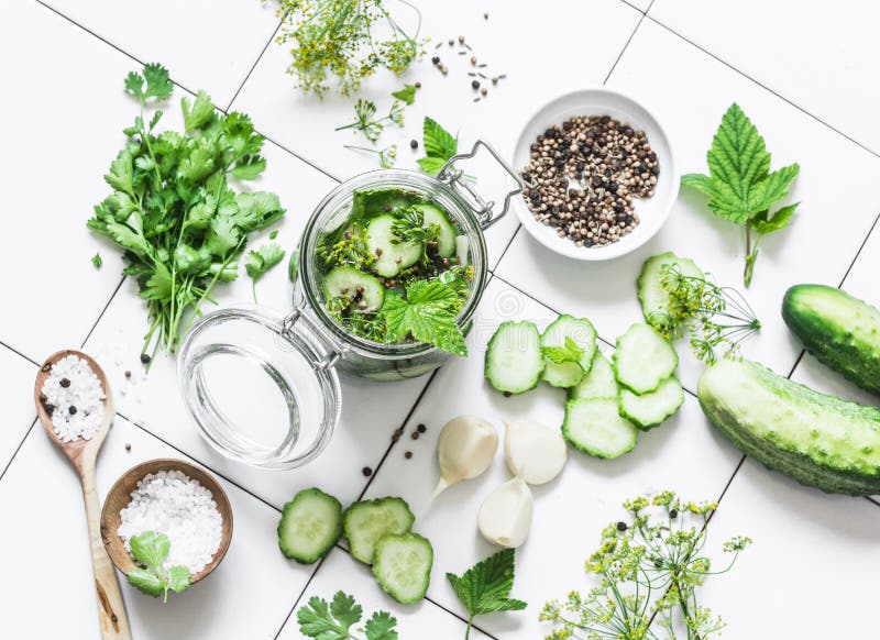 Concept huis het inblikken Kruik van ingelegde komkommers en ingrediënten op een lichte achtergrond, hoogste mening stock foto's Concept huis het inblikken Kruik van ingelegde komkommers en ingrediënten op een lichte achtergrond, hoogste mening stock foto's