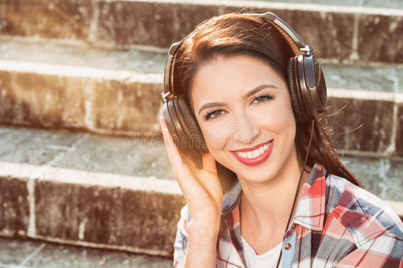 Concept insouciant avec le beau musi de sourire et de écoute de femme photo libre de droits Concept insouciant avec le beau musi de sourire et de écoute de femme photo libre de droits