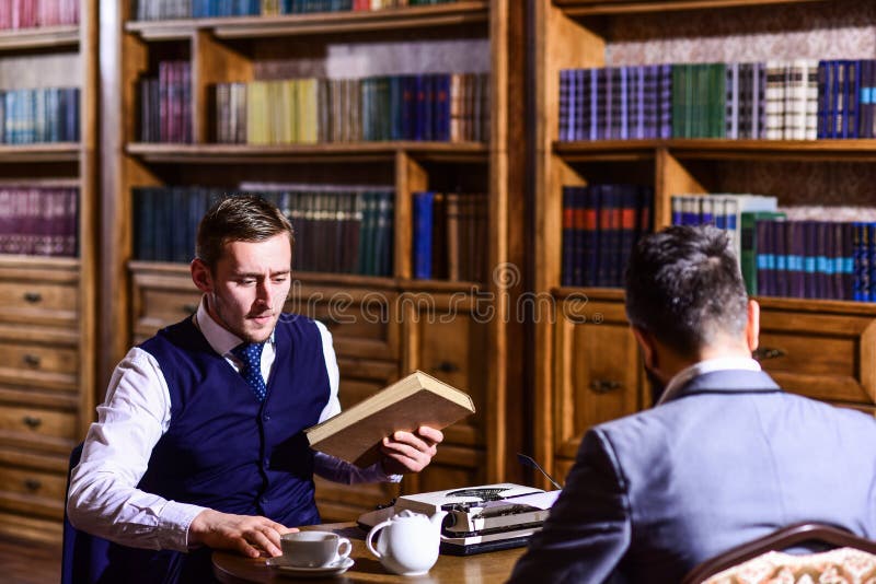 Concept intelligent d'élite et d'éducation Jeunes hommes avec les étagères antiques images stock Concept intelligent d'élite et d'éducation Jeunes hommes avec les étagères antiques images stock