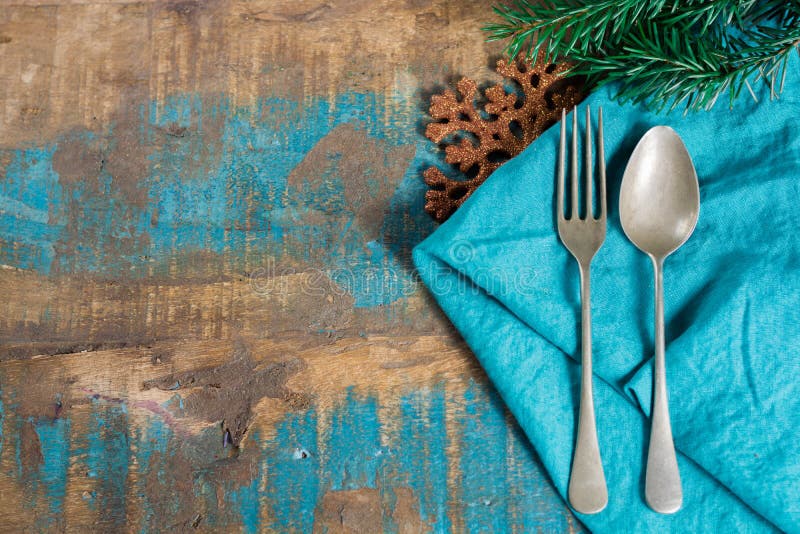 Concept italien de dîner de Noël de pâtes avec la serviette et le chri bleus images stock Concept italien de dîner de Noël de pâtes avec la serviette et le chri bleus images stock