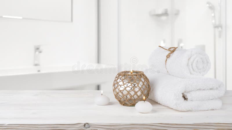 Concept kuuroordbehandeling op houten lijst en vage badkamers stock fotografie Concept kuuroordbehandeling op houten lijst en vage badkamers stock fotografie