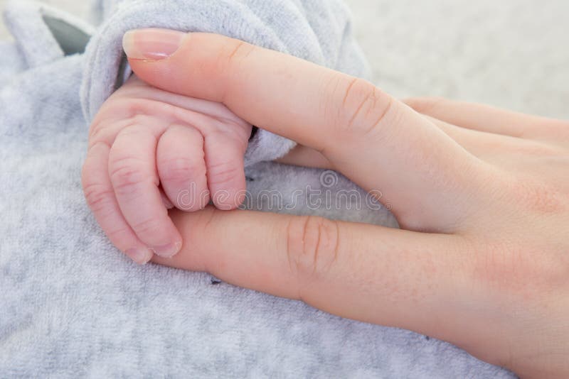 Concept liefde en familie handen van moeder en pasgeboren babyclose-up royalty-vrije stock afbeelding Concept liefde en familie handen van moeder en pasgeboren babyclose-up royalty-vrije stock afbeelding