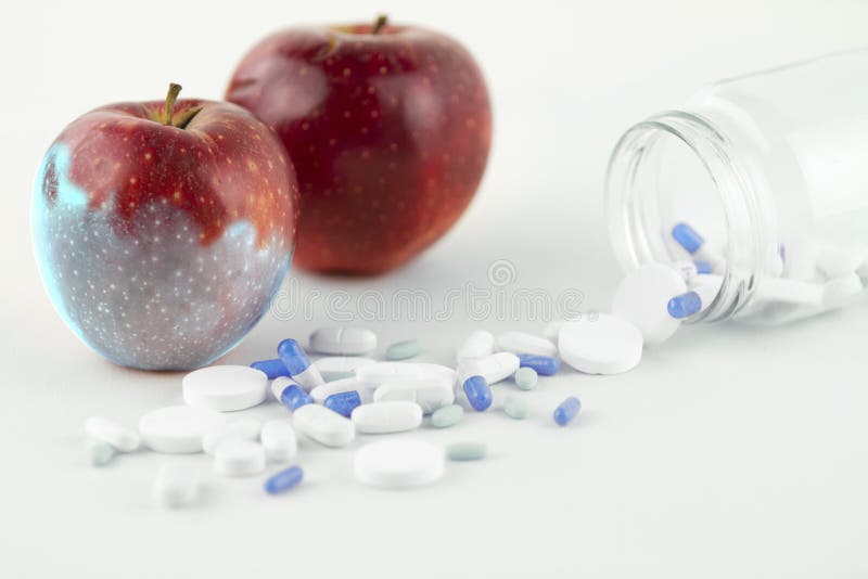 Concept : manipulation humaine de GMO de nature et de fruits empoisonnés relatifs Plan rapproché d'une pomme souillée en chang photographie stock libre de droits Concept : manipulation humaine de GMO de nature et de fruits empoisonnés relatifs Plan rapproché d'une pomme souillée en chang photographie stock libre de droits