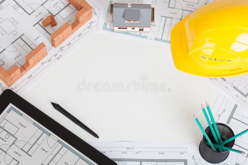 Concept met architectenbureau en hulpmiddelen witte achtergrond Hoogste mening met exemplaarruimte royalty-vrije stock foto Concept met architectenbureau en hulpmiddelen witte achtergrond Hoogste mening met exemplaarruimte royalty-vrije stock foto
