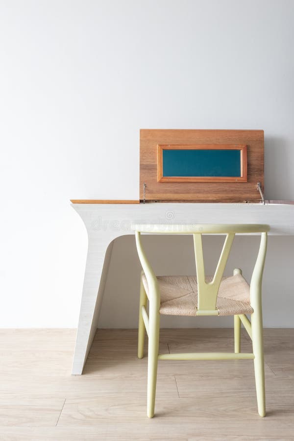 Concept minimaliste de concepteur d'architecte avec la chaise classique verte et la table moderne sur le plancher en bois avec le photo libre de droits Concept minimaliste de concepteur d'architecte avec la chaise classique verte et la table moderne sur le plancher en bois avec le photo libre de droits