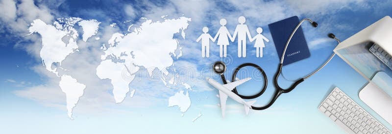 Concept médical international d'assurance de voyage, stéthoscope, passeport, ordinateur, forme de famille et avion sur le fond de