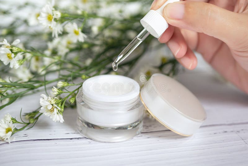 Concept naturel organique de soins de la peau pot crème cosmétique de blanc ouvert avec l'intérieur crème blanc de texture et mai images stock Concept naturel organique de soins de la peau pot crème cosmétique de blanc ouvert avec l'intérieur crème blanc de texture et mai images stock