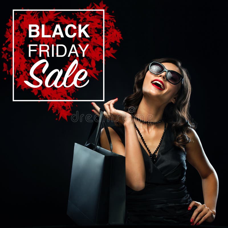 Concept noir de vente de vendredi Femme d'achats jugeant le sac gris d'isolement sur le fond foncé dans les vacances image stock Concept noir de vente de vendredi Femme d'achats jugeant le sac gris d'isolement sur le fond foncé dans les vacances image stock