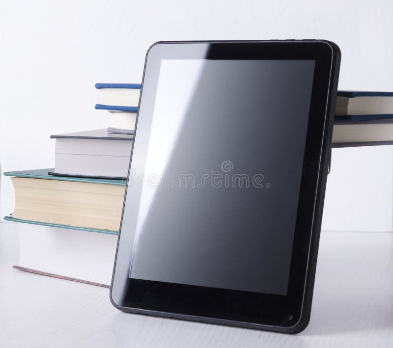 Concept online onderwijs Stapel boeken en het lege scherm van tablet royalty-vrije stock foto's Concept online onderwijs Stapel boeken en het lege scherm van tablet royalty-vrije stock foto's