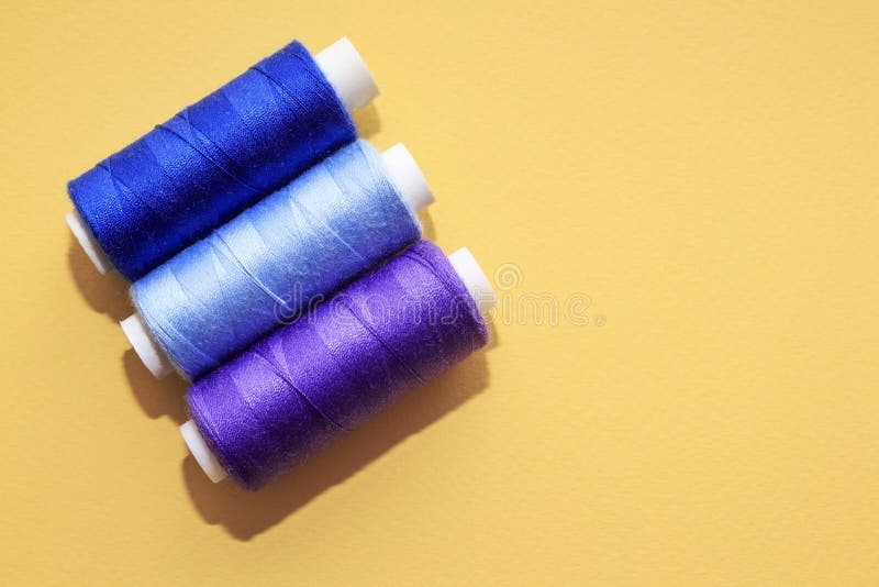 Concept pour la couture, piquant, broderie Fils multicolores de couture sur le fond jaune photos stock Concept pour la couture, piquant, broderie Fils multicolores de couture sur le fond jaune photos stock