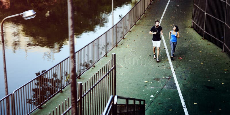 Concept pulsant fonctionnant de sport de séance d'entraînement dehors image stock Concept pulsant fonctionnant de sport de séance d'entraînement dehors image stock
