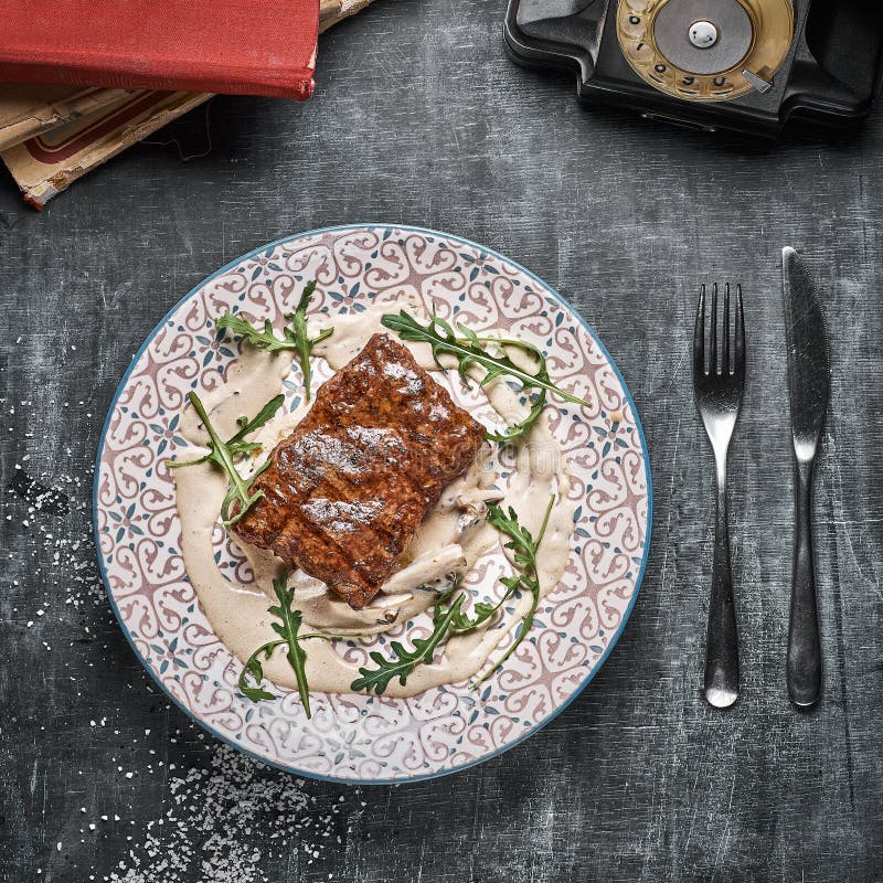 Concept: restaurantmenu, gezond gastronomisch voedsel, eigengemaakt, gulzigheid plaat met lapje vlees en paddestoelsaus op doorst stock foto's Concept: restaurantmenu, gezond gastronomisch voedsel, eigengemaakt, gulzigheid plaat met lapje vlees en paddestoelsaus op doorst stock foto's