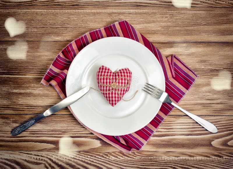 Concept romantique de dîner de valentines Coeur servi par repas de vacances SH