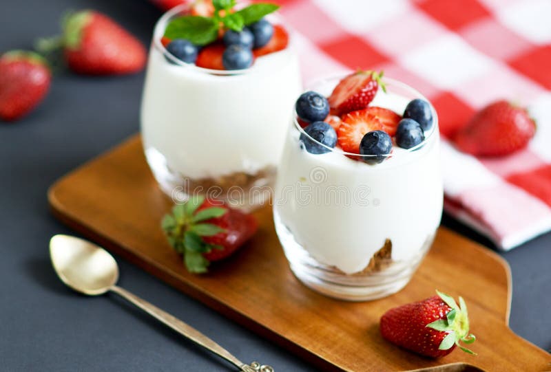 concept sain de petit déjeuner Muesli avec du yaourt, les fraises et les myrtilles grecs, régime, nourriture d'été Fond noir, pla image stock concept sain de petit déjeuner Muesli avec du yaourt, les fraises et les myrtilles grecs, régime, nourriture d'été Fond noir, pla image stock
