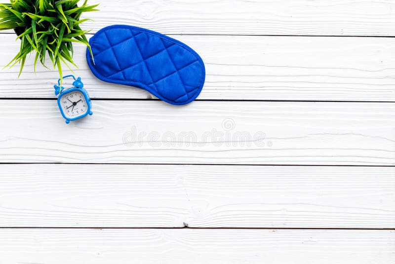 Concept sain de sommeil Le masque de sommeil près du réveil sur la vue supérieure de fond en bois blanc copient l'espace photos libres de droits Concept sain de sommeil Le masque de sommeil près du réveil sur la vue supérieure de fond en bois blanc copient l'espace photos libres de droits