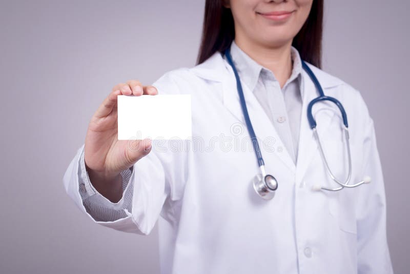 Concept sain : Jeune docteur asiatique avec la carte de visite professionnelle de visite à disposition, visage anonyme photos stock Concept sain : Jeune docteur asiatique avec la carte de visite professionnelle de visite à disposition, visage anonyme photos stock