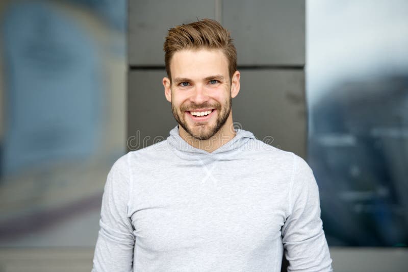 Concept sincère de sourire Homme avec le fond urbain de visage non rasé brillant parfait de sourire Expression émotive heureuse d image stock Concept sincère de sourire Homme avec le fond urbain de visage non rasé brillant parfait de sourire Expression émotive heureuse d image stock