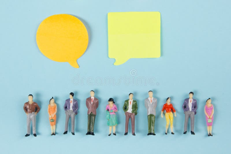 Concept social de causerie de media Vides jaunes vident la bulle de causerie pour le texte sur le fond bleu Symbole de causerie v photos stock Concept social de causerie de media Vides jaunes vident la bulle de causerie pour le texte sur le fond bleu Symbole de causerie v photos stock