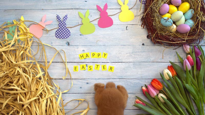 Concept traditionnel de symbole de lapin de célébration pelucheuse de Pâques près de vue supérieure de félicitation