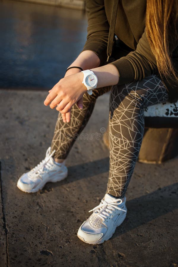 Concept urbain de style et de mode Fermez-vous vers le haut du portrait du beau jeune modèle femelle européen élégant avec de lon photo stock Concept urbain de style et de mode Fermez-vous vers le haut du portrait du beau jeune modèle femelle européen élégant avec de lon photo stock