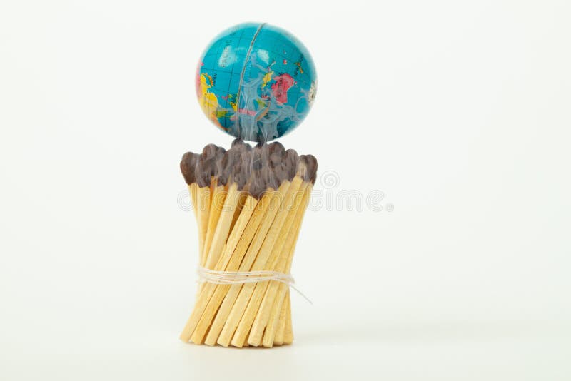Concept van klimaatverandering of de opwarming van de aarde met de aarde of de aarde klaar om op geïsoleerde achtergrond te verbr stock foto's Concept van klimaatverandering of de opwarming van de aarde met de aarde of de aarde klaar om op geïsoleerde achtergrond te verbr stock foto's